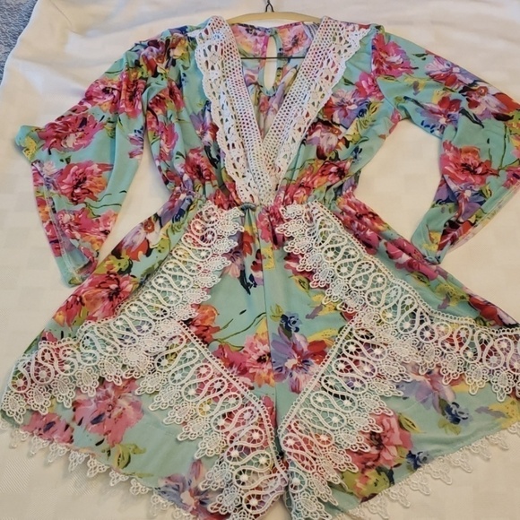 ROMPER by Giddy Up Glamour Aqua Floral & Lace S Flared Sleeves Spandex EUC - Picture 2 of 8